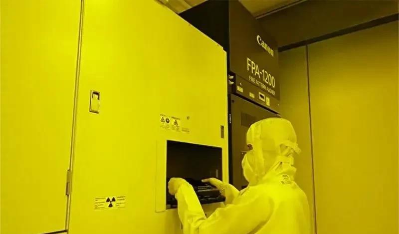 日本这次在光刻机芯片技术火了，阿斯麦下不了台，美国惊讶了！

光刻机大厂佳能（C