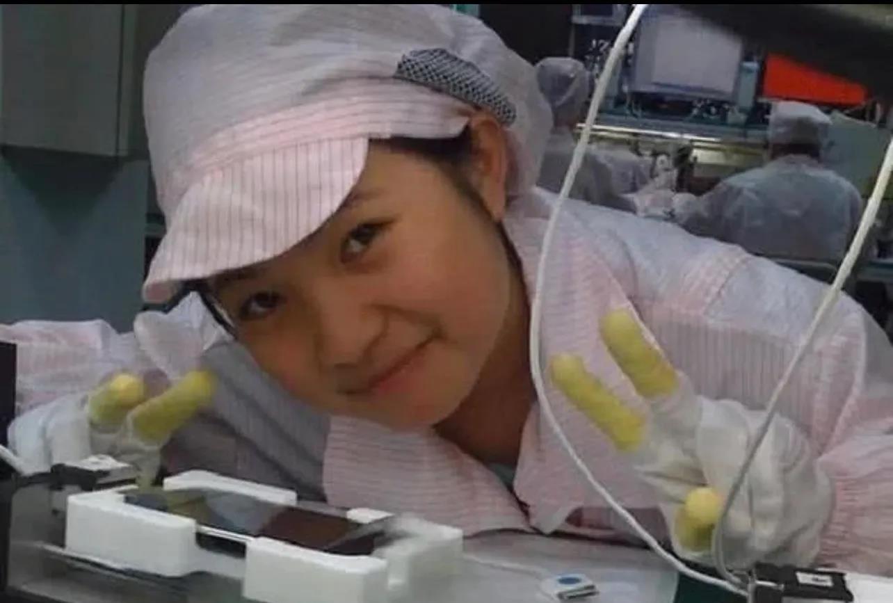 2008年，一个英国男子买了一部iPhone手机，激活后，发现了这张中国女孩照片