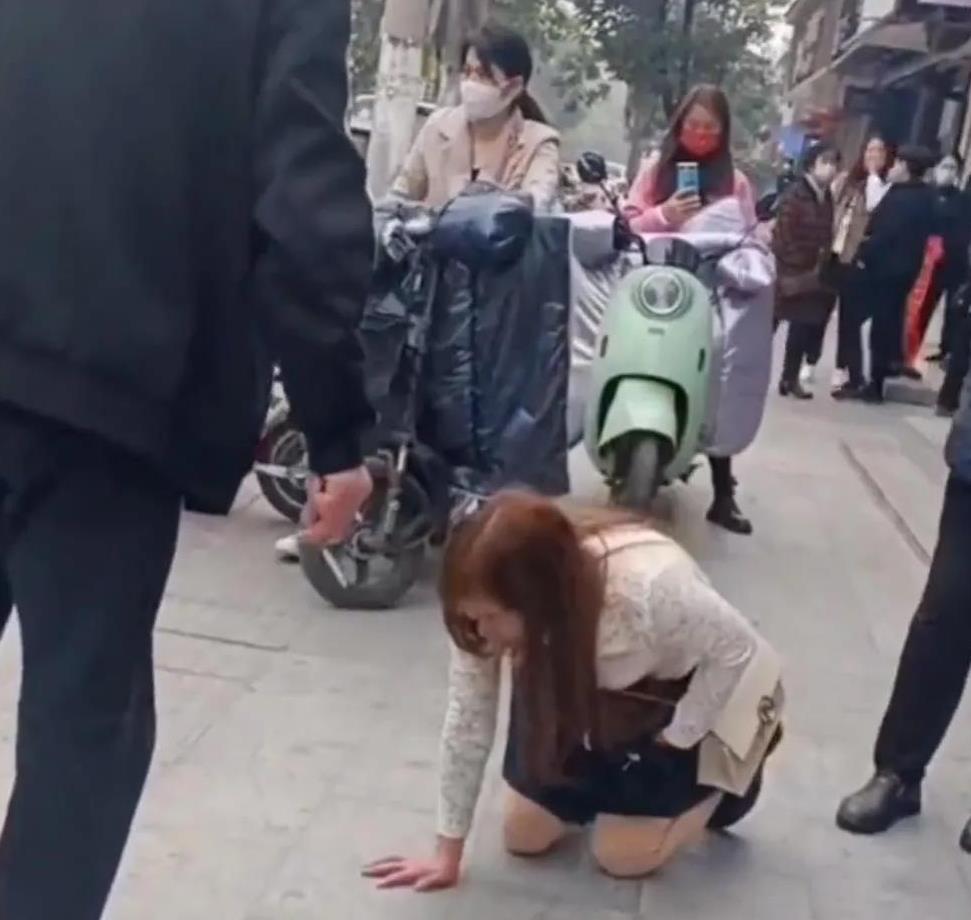 广东一女子被丈夫当场发现出轨，当即下跪请求原谅。然而，丈夫却以淡定的态度回应：“