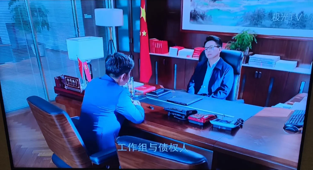 在电视剧《此心安处是吾乡》中多次出现这样的镜头，中平市委书记程海疆和市长苏墨庭隔