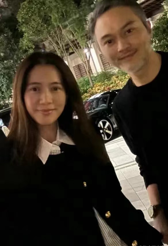 张智霖袁咏仪现身广东看演唱会被偶遇，与粉丝合影留念的照片里，袁咏仪仍旧像往常一样