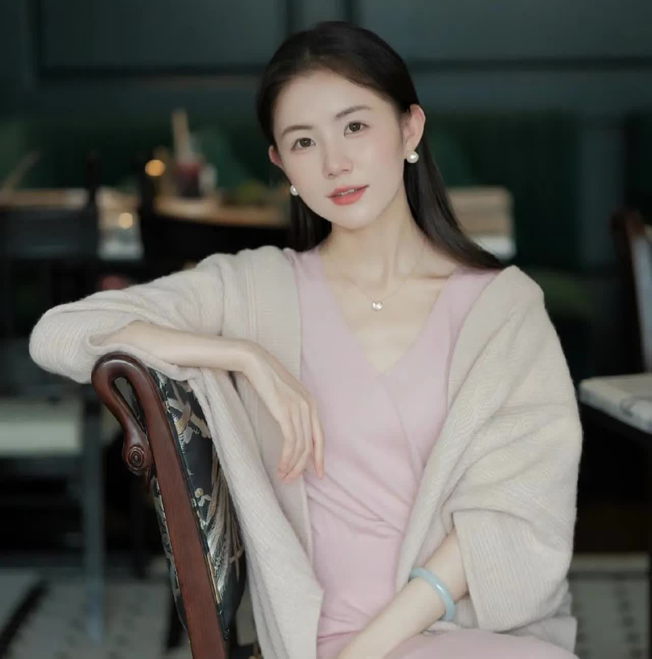 一个离婚的女人，前夫每月准时给抚养费，两人偶尔还有性关系。为了孩子和不想浪费钱租