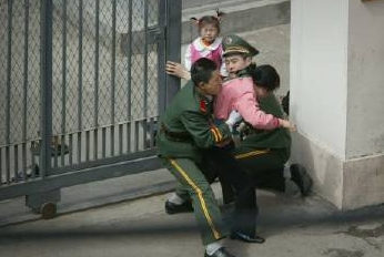 2003年世界新闻摄影比赛现场新闻类第一名《日本驻沈阳总领事馆闯馆事件》 by 