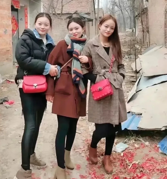 都说中间的女子漂亮，你们说他们说的对吗？
