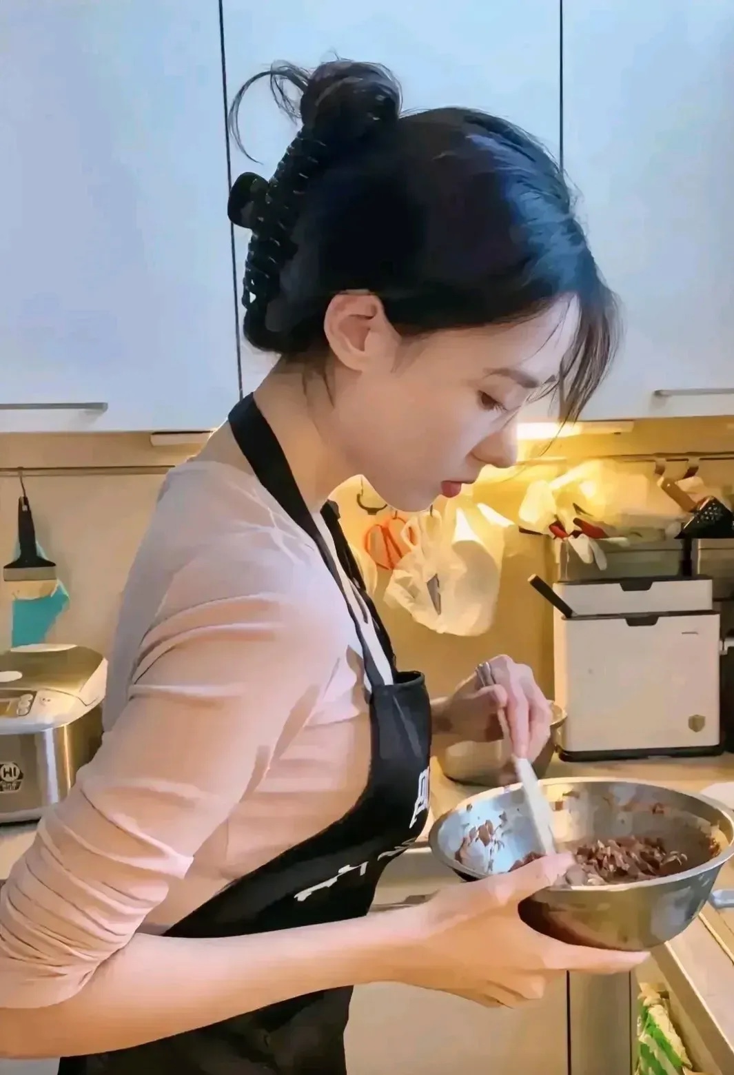近期，大姨子经历了婚姻的变故，现在暂时住在我们家。巧的是，我老婆正好因工作出差了