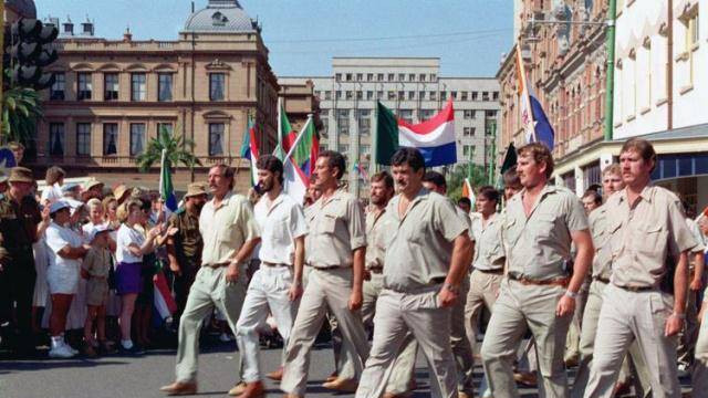 在黑人国家中的白人贫民窟，靠收集垃圾为生，月收入不到300元