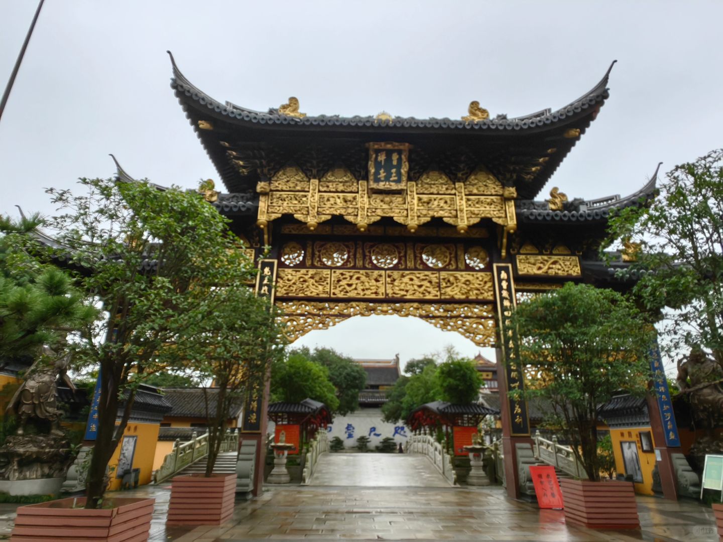 上海曹王禅寺
园林般的寺庙，门票，斋饭免费，门口停车位非常方便，寺庙非常美，后花