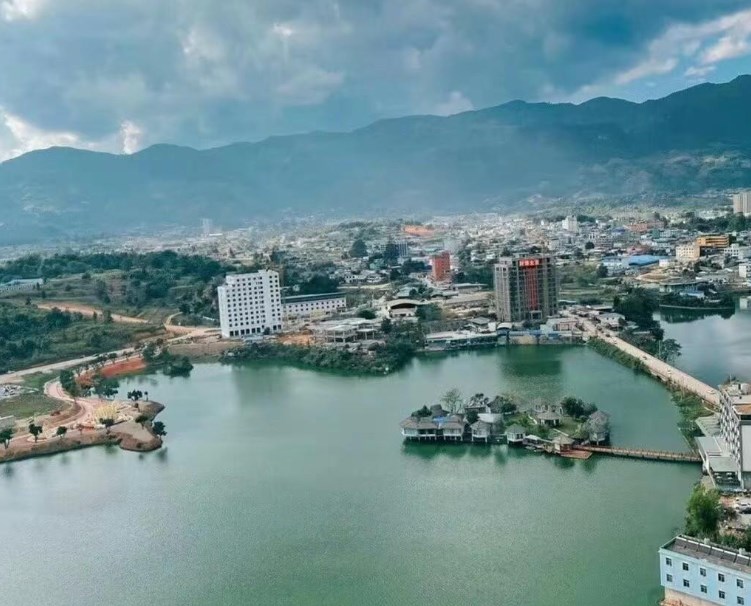 要变天了！果敢同盟军拿下老街东城，白所成等十大通缉犯困兽犹斗。经过两天激烈火拼，