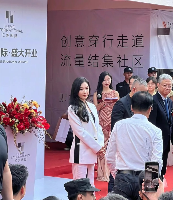 广州汇美国际偶遇张柏芝，原相机下的她美的特别真实，脸真的只有巴掌大，五官特别立体