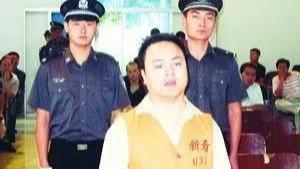 他挪用公款落马， 入狱后却不穿囚衣、不吃牢房，还能玩手机打游戏，监狱生活令人羡慕