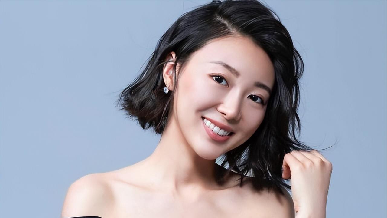她是参选港姐的重庆妹，貌美却把好牌打稀烂，今结婚生女更名复出