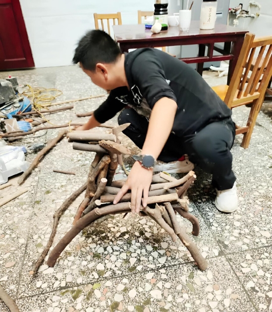 真的很有才华， 他用外面捡到的树枝做了一只鹿。 ​​​