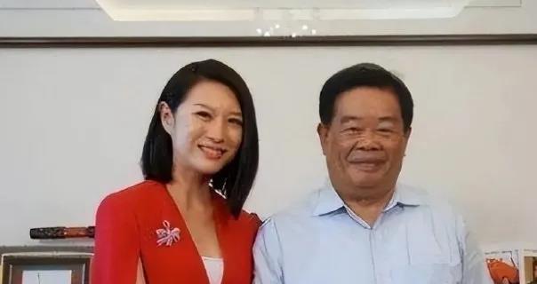 英雄难过美人关。曹德旺也是如此😂，在你的聚会上，曹德旺看上了一位美女。既漂亮又