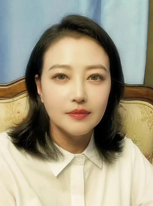 周海媚的情史很丰富，只可惜现在孤独一人。
1、1987年—1996年，与吕良伟结
