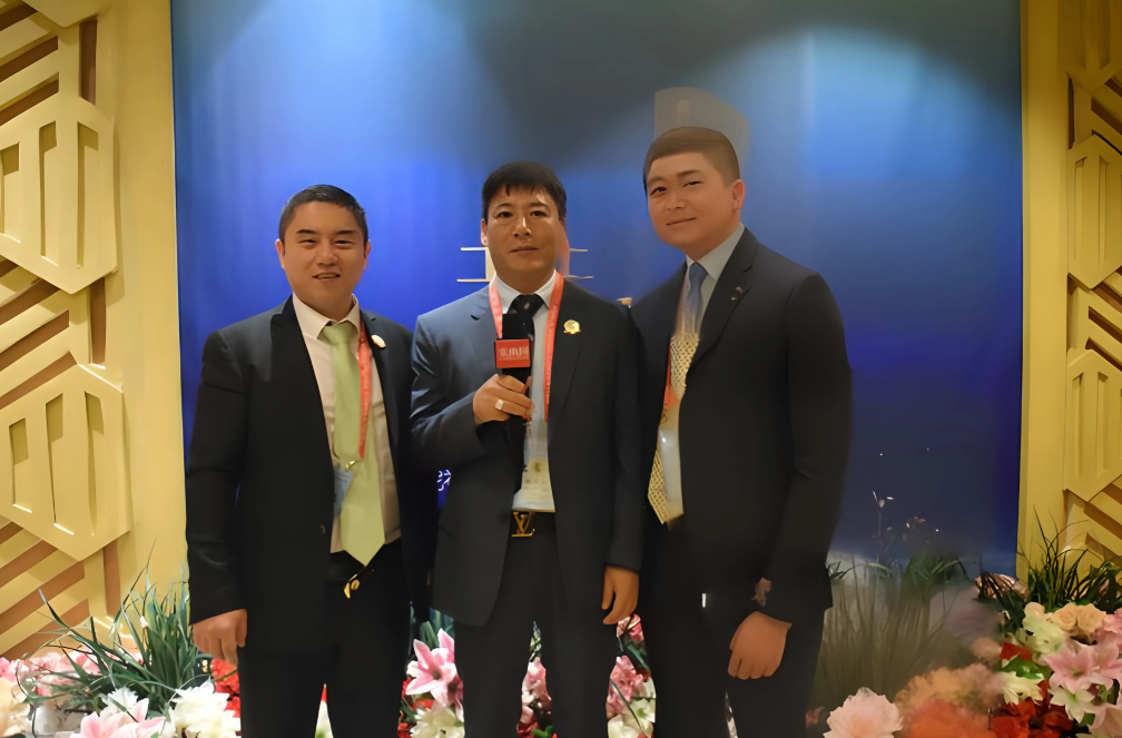请大家记住中间这个人的名字和面孔，他叫林清朝，他在国内披着光鲜的外衣，但是却是缅