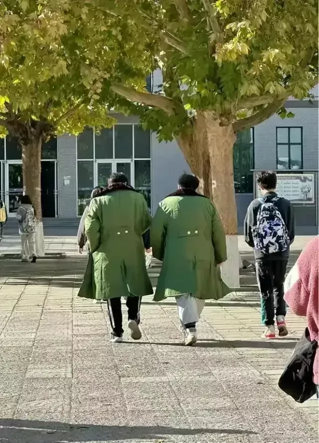 “真佩服现在的00后，干掉了高房价，干掉了民政局，干掉了妇产科，又干掉了羽绒服，