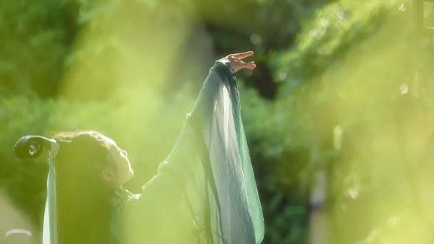 他看着我身首异处，终于变了神色，原来，只有捧着我这颗被砍下的头，才能让他回到过去......