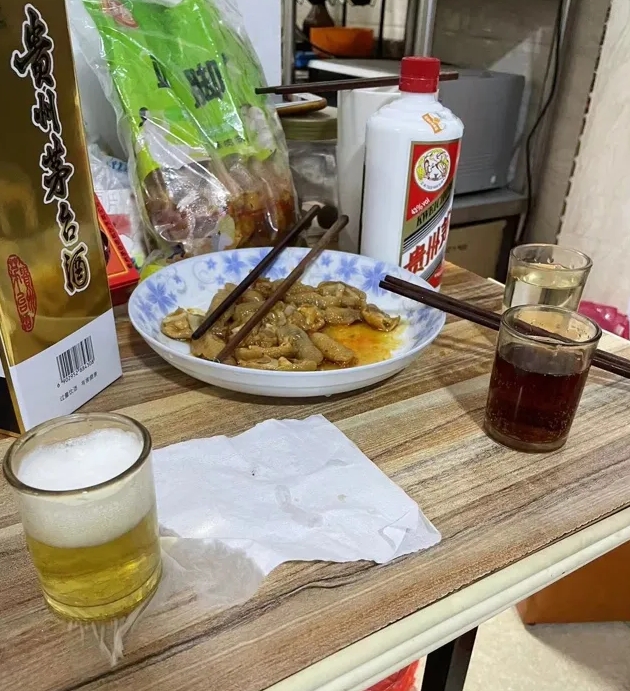 
晚上老公和儿子都睡了，婆婆敲开我的房门，偷偷问我:要不要喝一杯？[啤酒]
然后