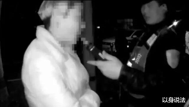 女子酒驾追尾后，被要求以开房方式私了，丈夫知道后报警，这构成强奸吗？

酒驾行为