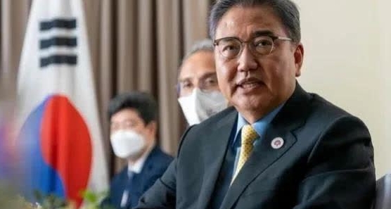 韩国外长回应釜山世博会申办失败时称，本应受到支持的国家却出人意料地改变了态度。申