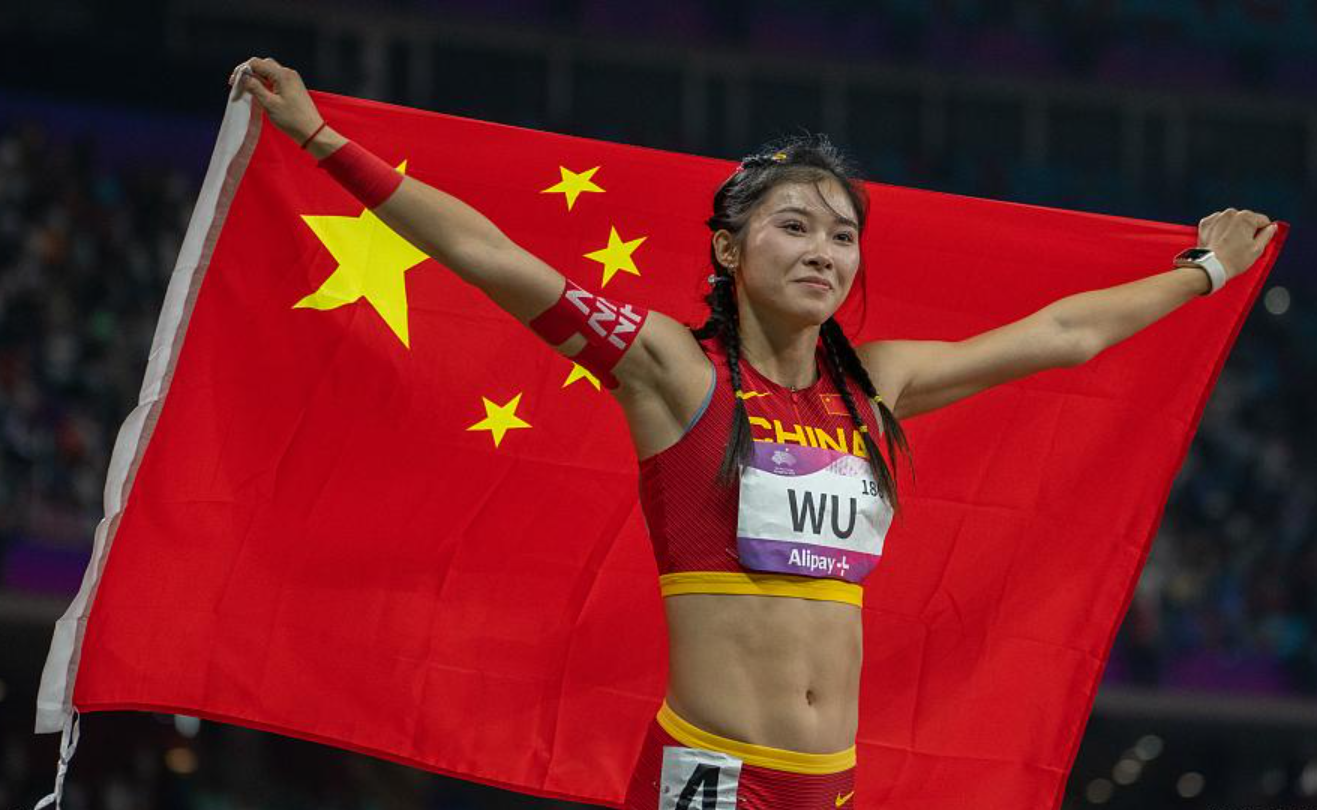 确实是个有意思的现象，几乎所有和吴艳妮在现实中接触过的人，都对她印象不错，觉得她