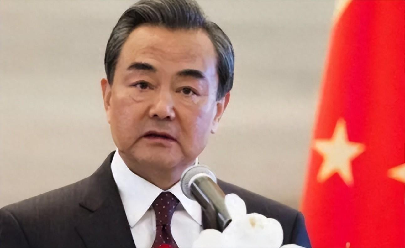 王毅外长这句话说得很重！同菲律宾外交部长马纳罗通电话时，王毅外长表示，中菲关系已