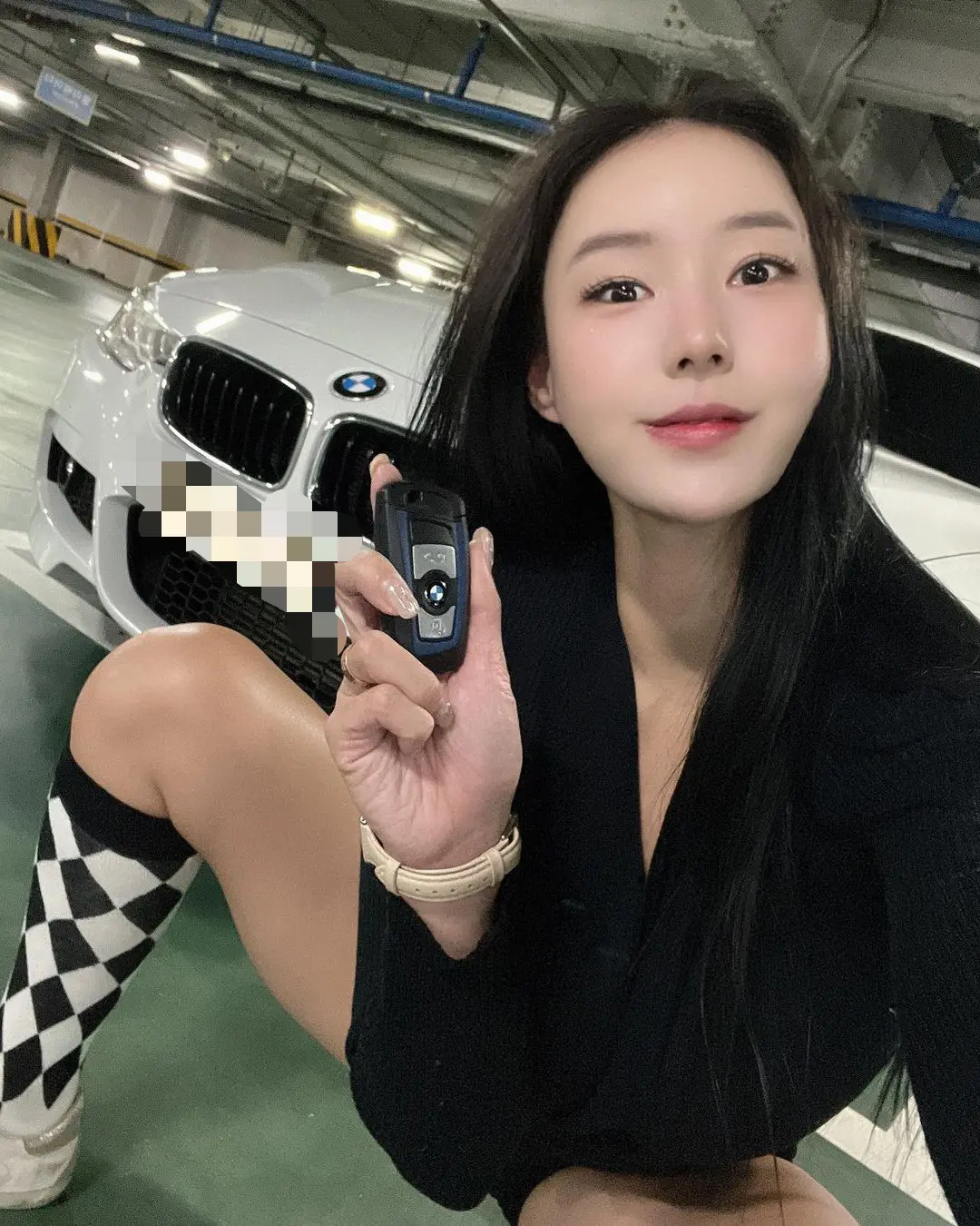 开个宝马车都激动的蹲不下了吗……