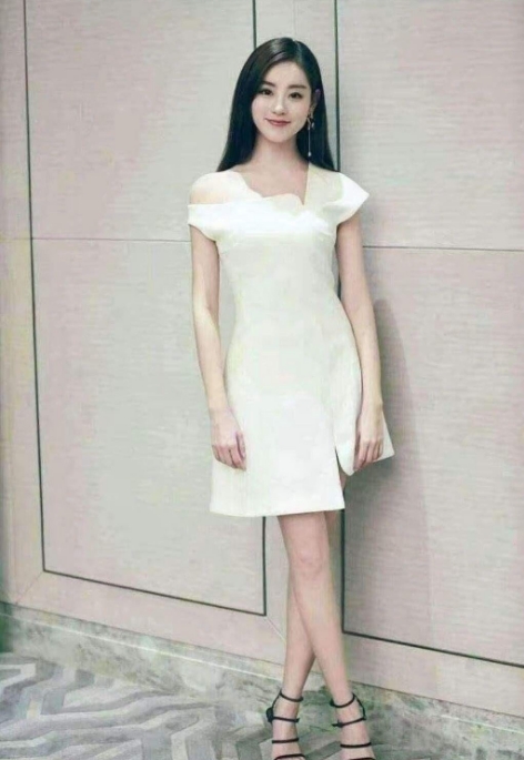 许家印最喜欢的女人 实在是太漂亮了 看一眼还想看一眼 让人很喜欢。