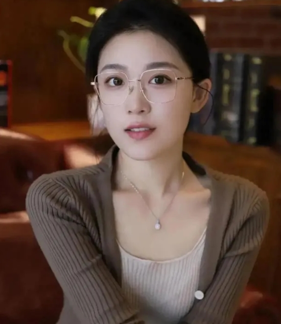 我们学校的一个女老师要请我吃饭，进了吃饭的包厢后，我惊呆了，10个人的桌子，已经