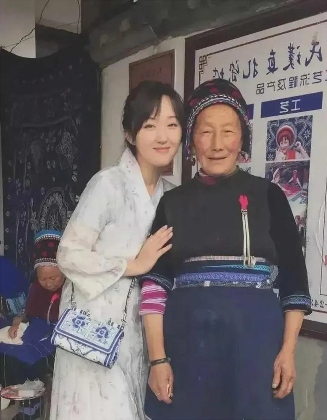 这张照片上的两个人，看起来年龄相差很大吧？感觉像是母女或者祖孙关系？
但事实上，