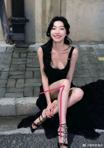 真的很佩服易梦玲，每次拍照都能90度垂直