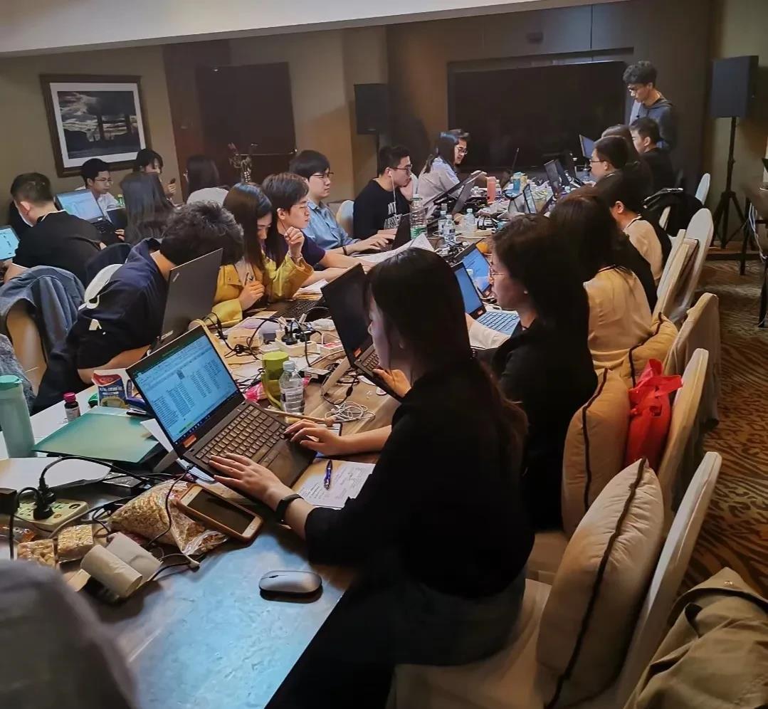 公司新来一个领导把800元的全勤奖取消了，她说准时上班不缺勤，是每个职场人必备的