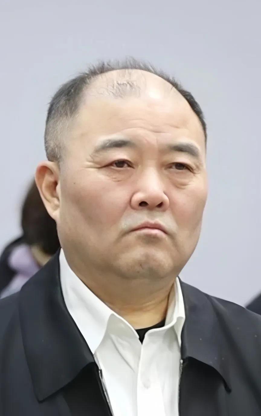 贪污将近10个亿，依然可以活下来，法庭上，肥头大耳的孙德顺满脸不屑，一副趾高气扬