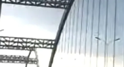 广西南宁，19岁的男子途经一座桥时，遇见一位15岁女孩的求助，女孩说她想死，但是