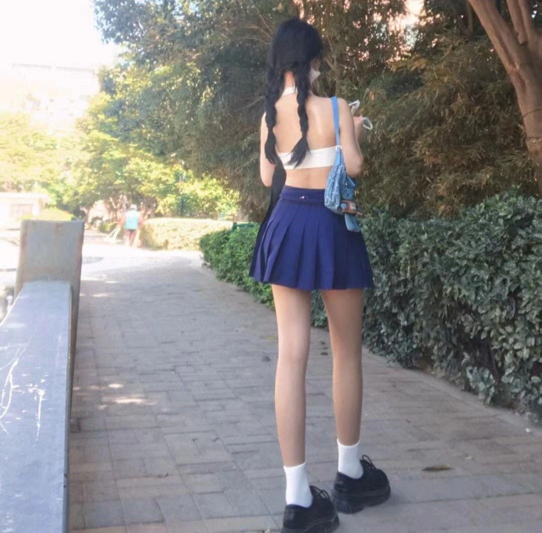 这样的百褶裙少女真的好可爱呀。炎炎夏日，热情似火，百褶裙真的是小仙女们夏季着装的
