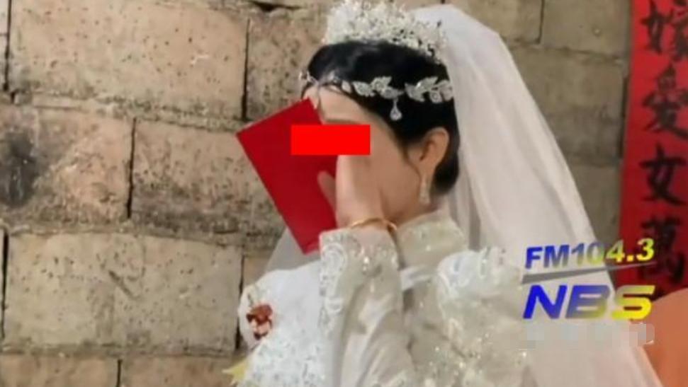 贵州00后新娘婚礼现场落泪，称一点也不想结婚，只因邻居说三道四