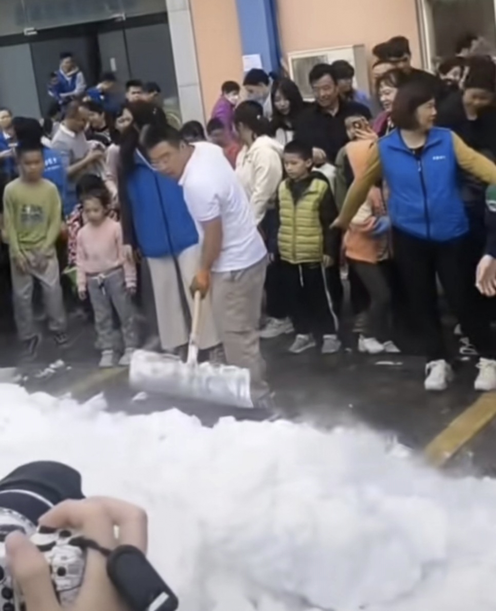 男子带尔滨雪跨3000多公里送特殊儿童
广州没见过雪这可能是大家的一句调侃，但是