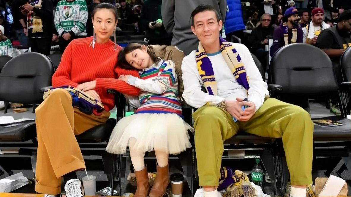 陈冠希携妻女亮相NBA赛场，昔日"神颜"如今颜值下滑？