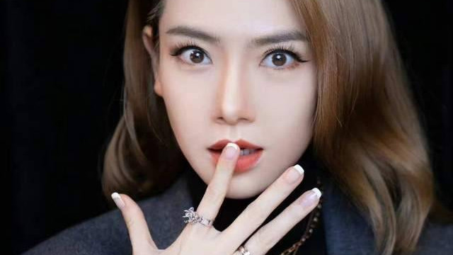 直播卖“假货”风波再升级：戚薇高调晒刮刮乐中奖遭群嘲？ 报警后续至今未公布？