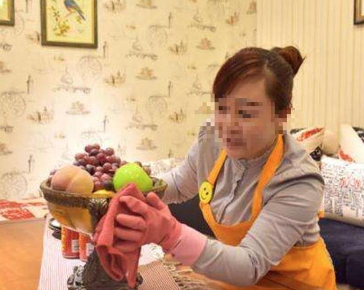 一豪宅保姆半夜给男雇主盖被子, 因穿性感睡衣被性侵2次, 荒唐