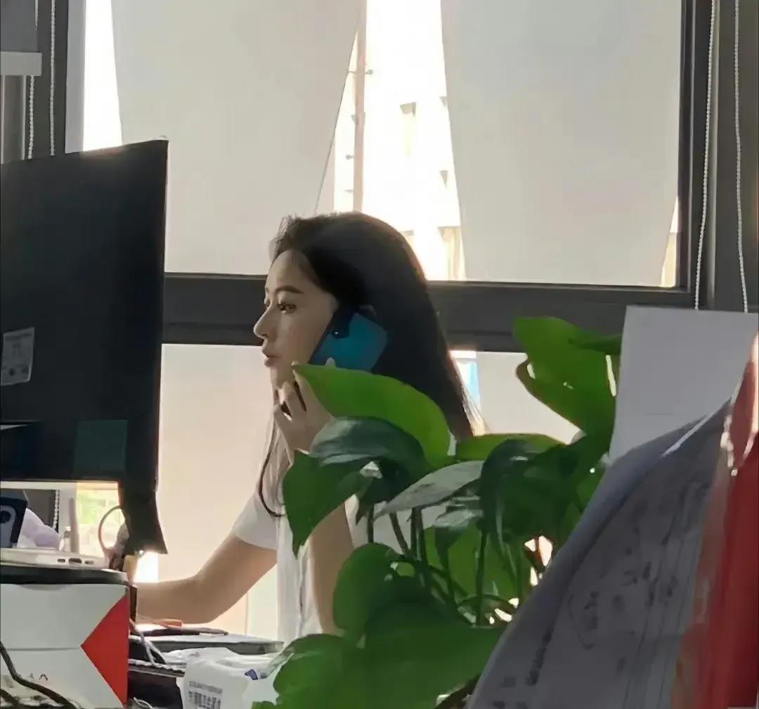 长的漂亮，也是一种资本！
单位新来的女同事，漂亮有气质，
但每次加班，她都有事，