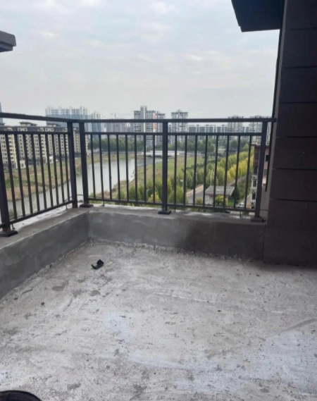 我成了别人口中的“傻子”！
为了一个观景露台，我比别人多花了十万。然而，令我万万