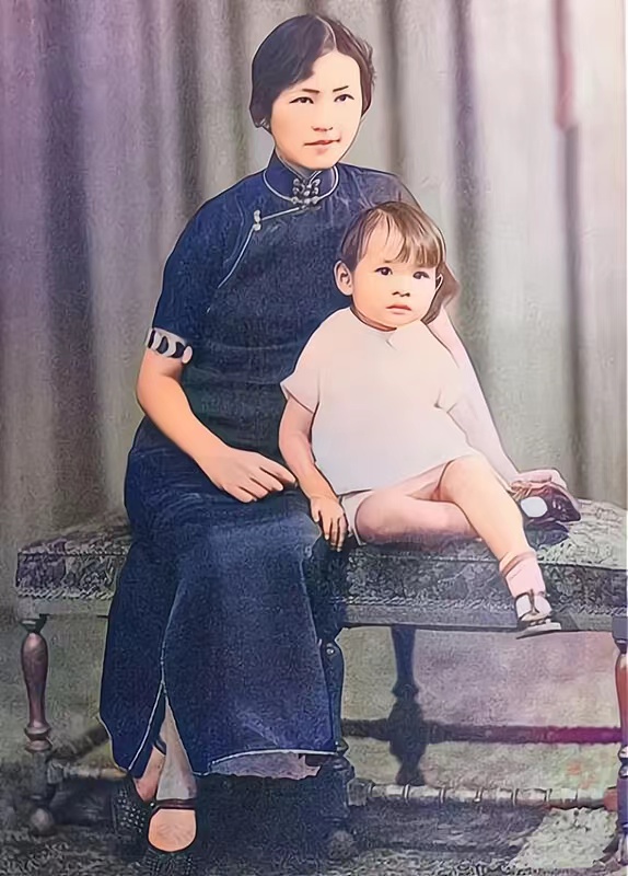 1932年，林徽因和她三岁的女儿梁再冰的合影，很多人不知道的是，再冰这个名字是为