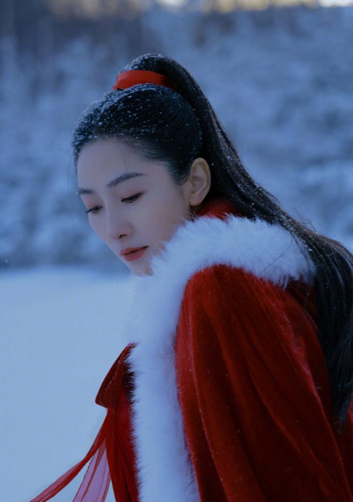 最近，我刷到了陶昕然的雪地大片，哇塞，简直美翻了！她身穿红衣古装，高马尾造型，这