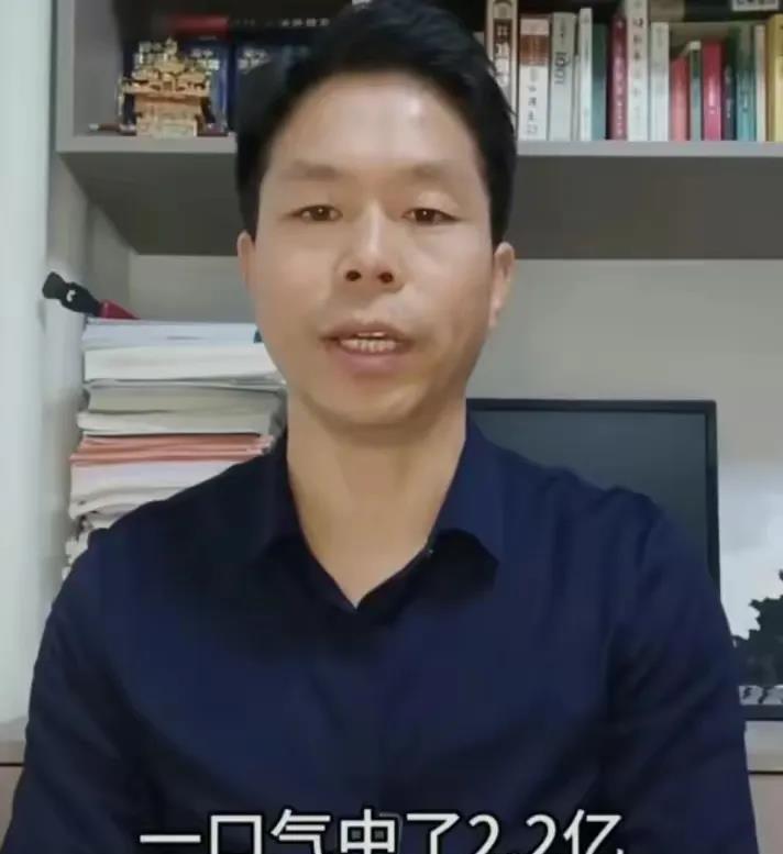 南昌2.2亿元大奖彩民按照他的说法，他每次购彩平均1万元，每周3次，每周3万元，
