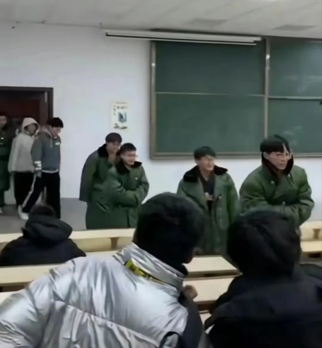资本家又要颤抖了！

因为这届大学生真的很难带！

最近东北大学生穿军大衣上课的