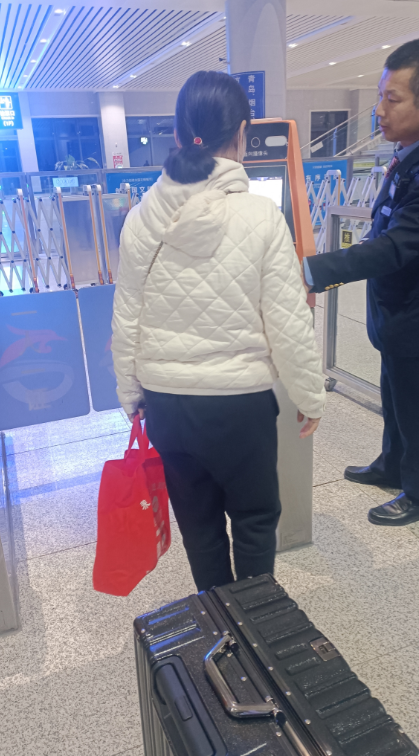 今天我把这个可怜的女人送走了。
这个可怜女人就是我大姨子。我大姨子离了婚，来到山