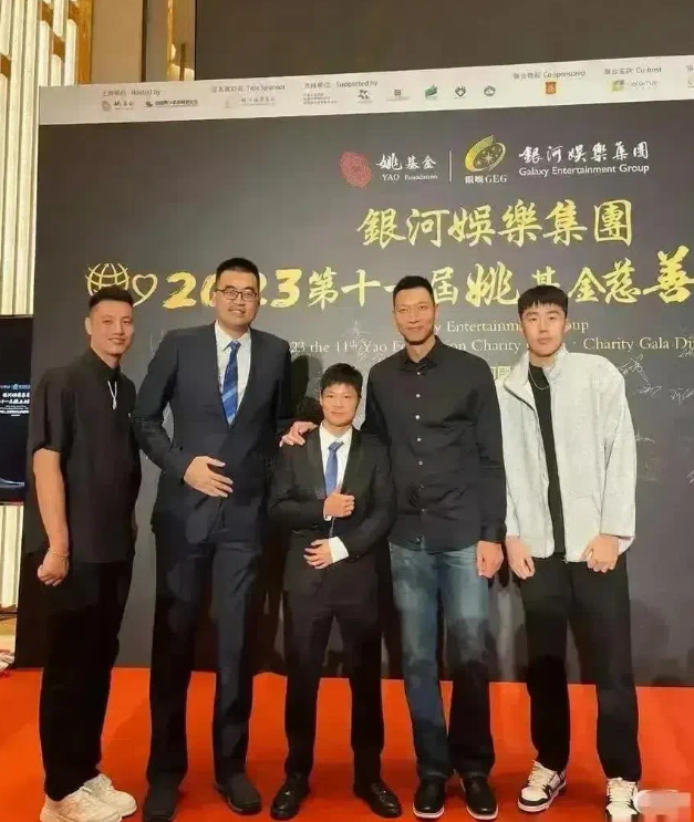 站在四位高大威猛的男子中央，身高达1米72的苏炳添，我总觉得有些想发笑！