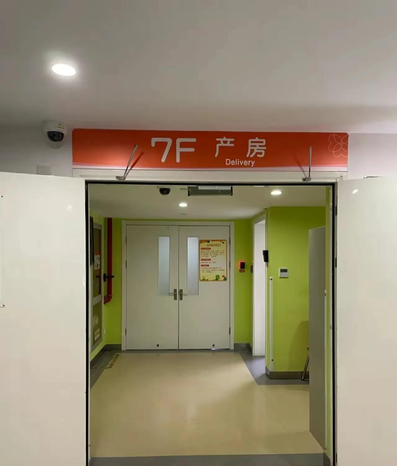 男性看不了女性生产场面吗？

我闺蜜当着他老公的面顺了个九斤的崽子，已离婚，因为