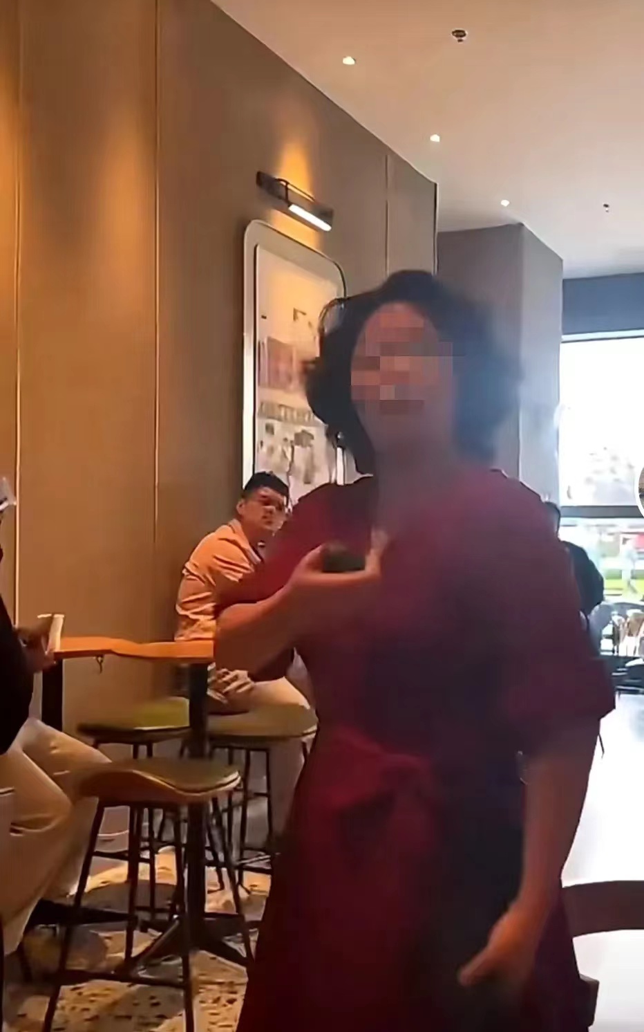太奇葩了，喝个咖啡喝出优越感!
一位女士到星巴克喝咖啡，一位外卖小哥在店内坐等哪